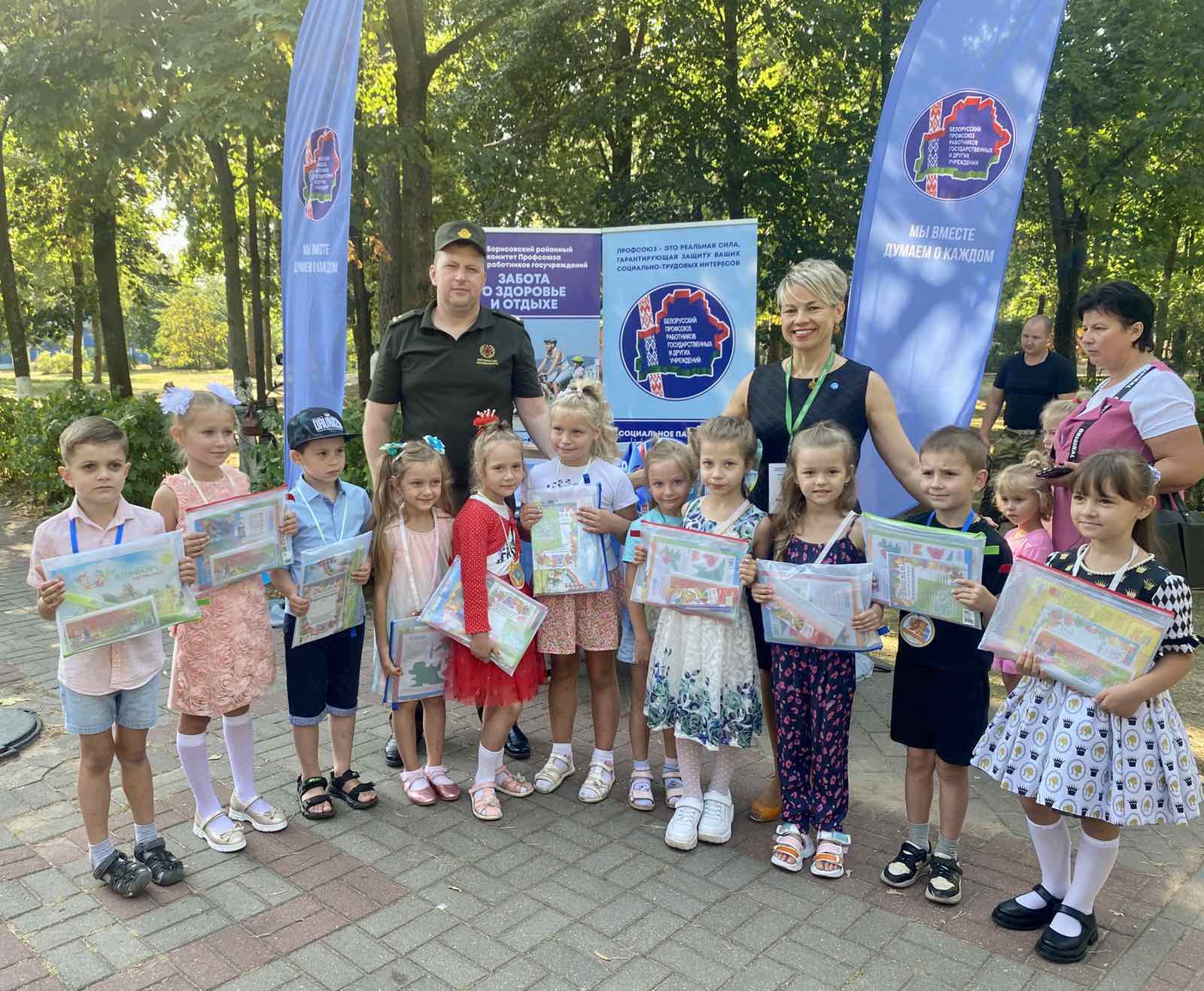 Собака Айва, Белый Медведь-гигант, Фиксики с мыльными пузырями пришли поздравить ребятишек с началом учебного года!