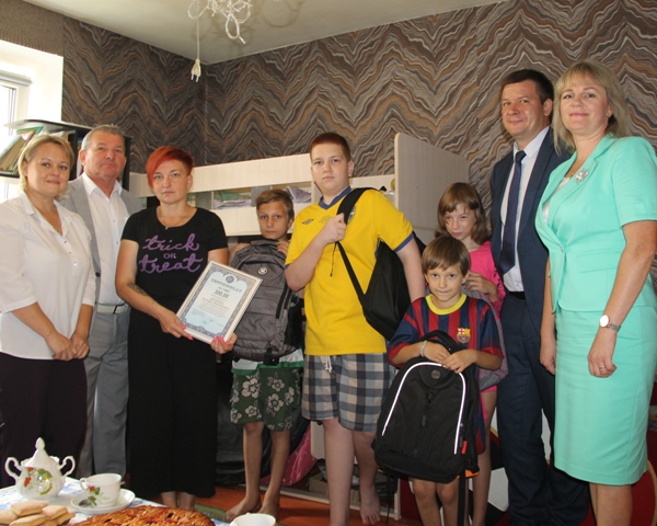 Профсоюзы поздравили с новым учебным годом многодетную жодинскую семью