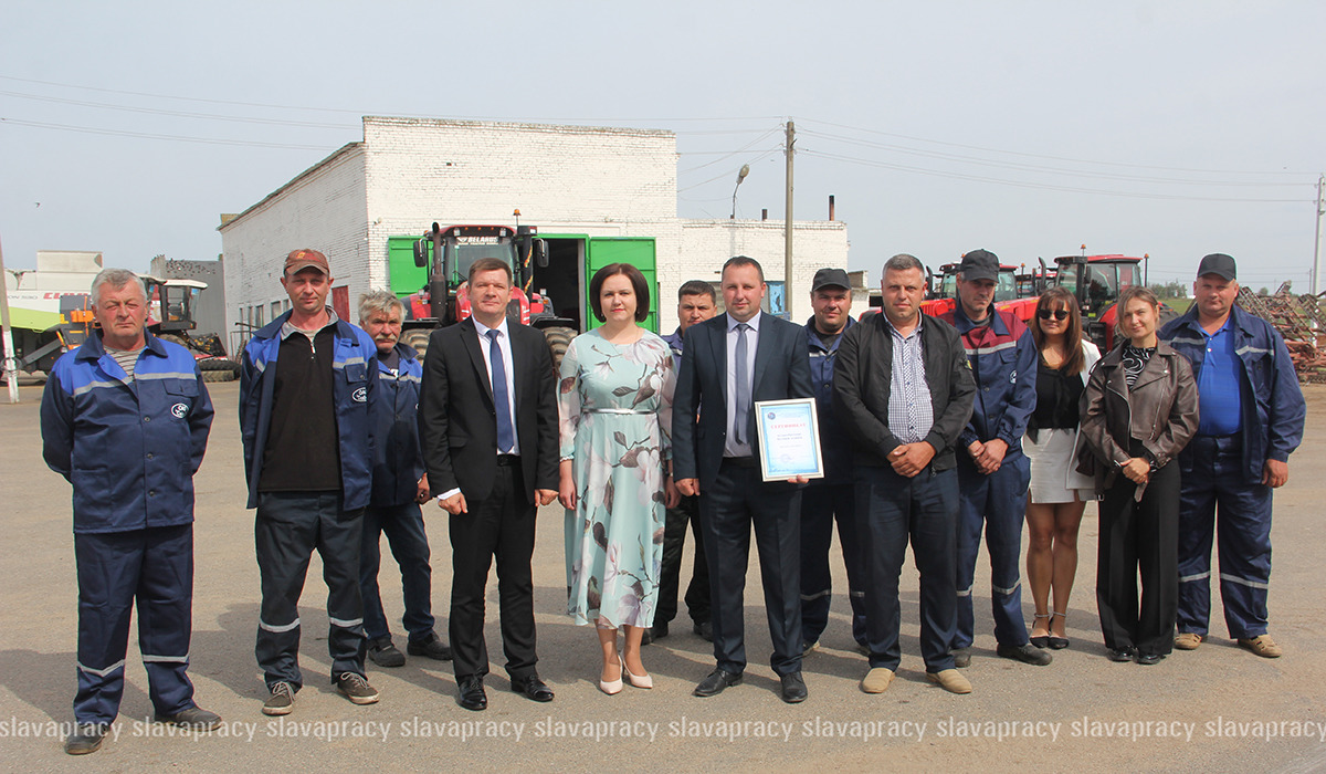В знак признания заслуг: аграриям Копыльщины вручили сертификаты на бытовую технику