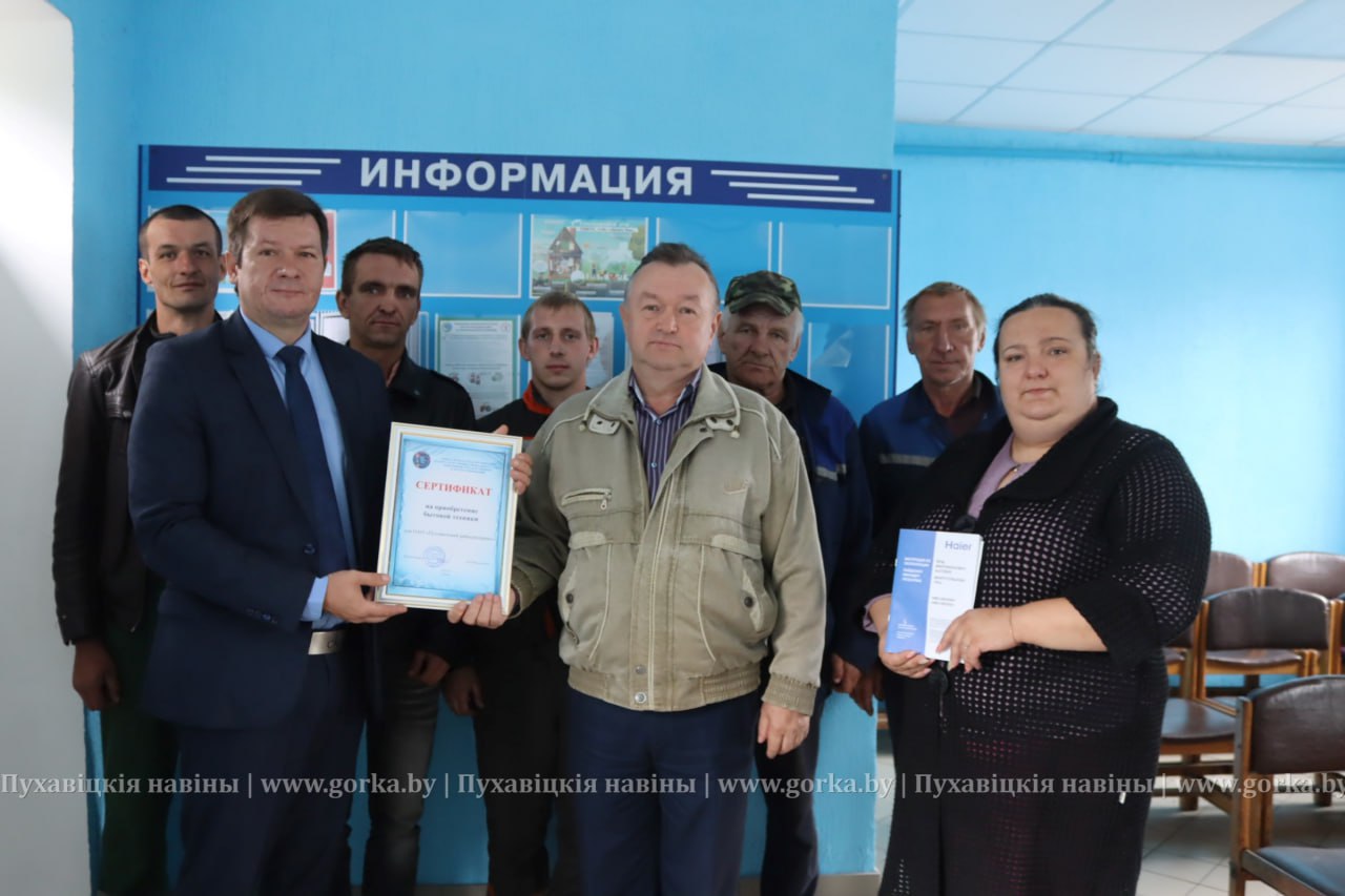 Профсоюз госучреждений поздравил аграриев Пуховичского района с успешной жатвой