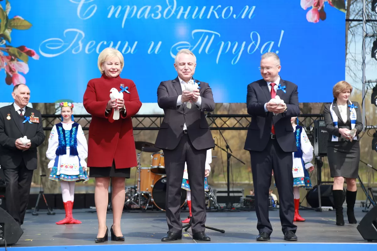 Здравствуй, Первомай! Руководство Федерации профсоюзов Беларуси, Мингорисполкома и министерств возложили цветы к стеле «Минск – город-герой»