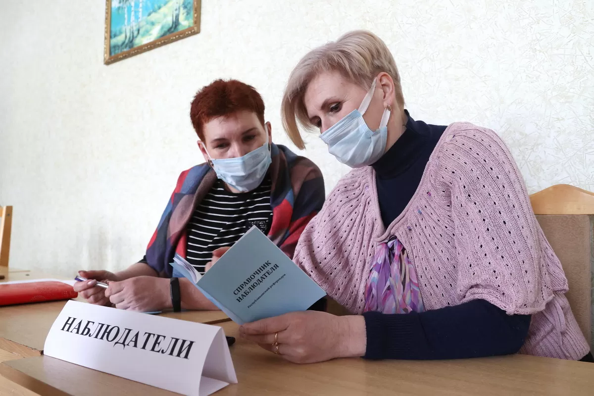 На участках все больше желающих не только проголосовать, но и наблюдать