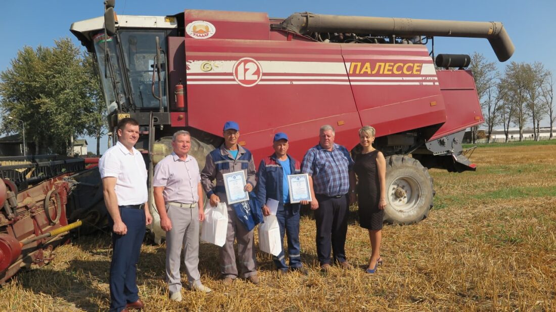 К чествованию передовиков жатвы присоединился профсоюз работников государственных и других учреждений