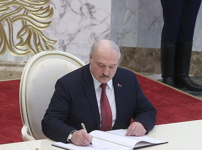 Лукашенко: новая Конституция Беларуси вступит в силу 15 марта
