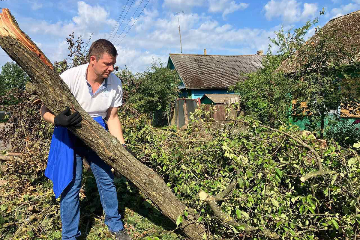 Расчищают территорию от поваленных деревьев — профсоюзы Минщины помогают справляться с последствиями стихии