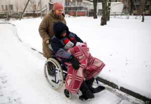 Работникам учреждений социального обслуживания увеличили зарплату. Сколько составила надбавка?