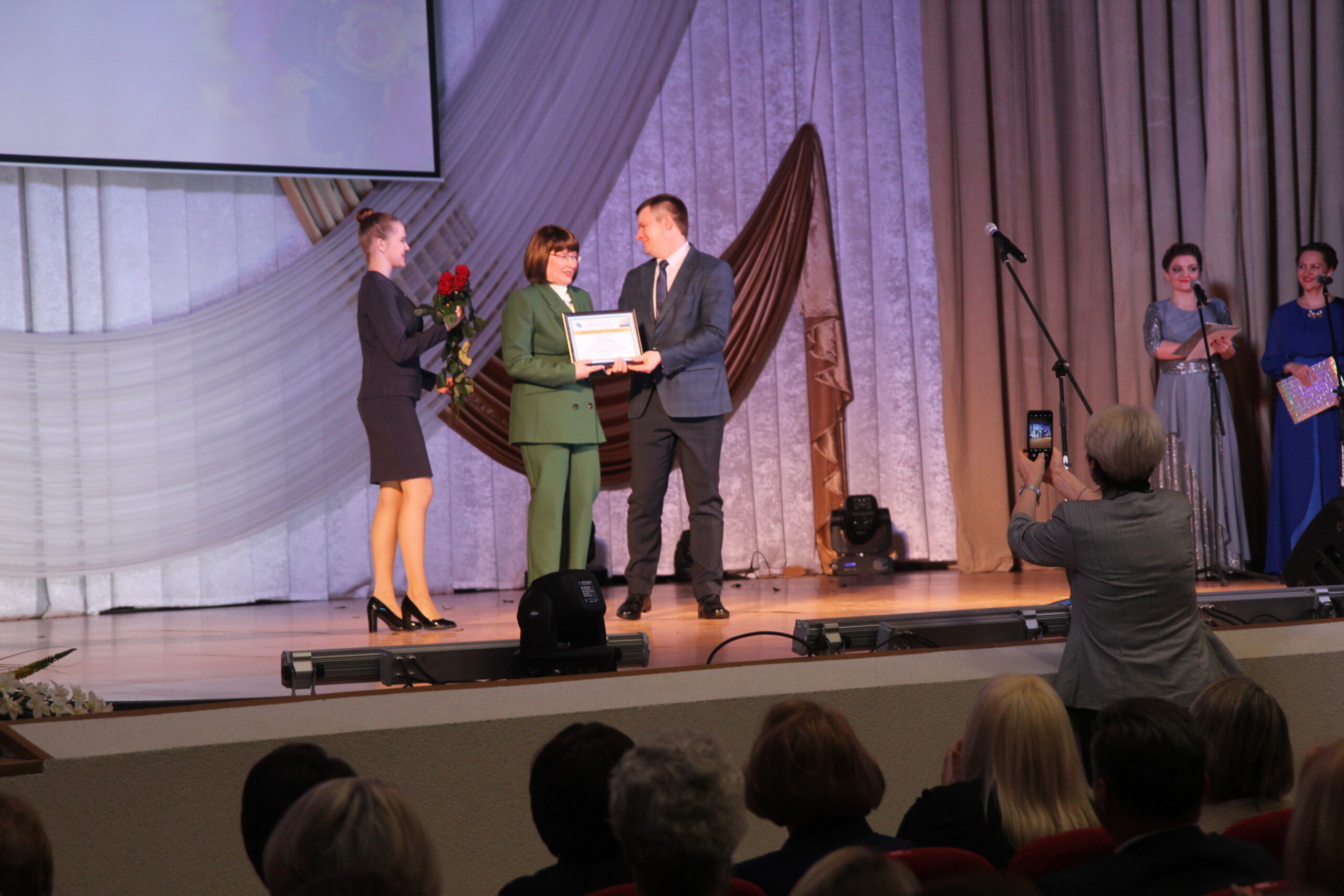 В Клецке поздравили социальных работников Минской области