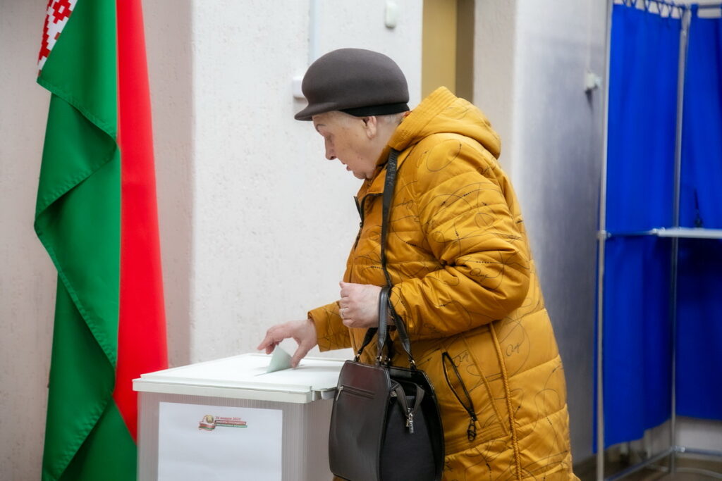 Многие избиратели выбирают сами прийти на участок, даже если есть возможность проголосовать на дому