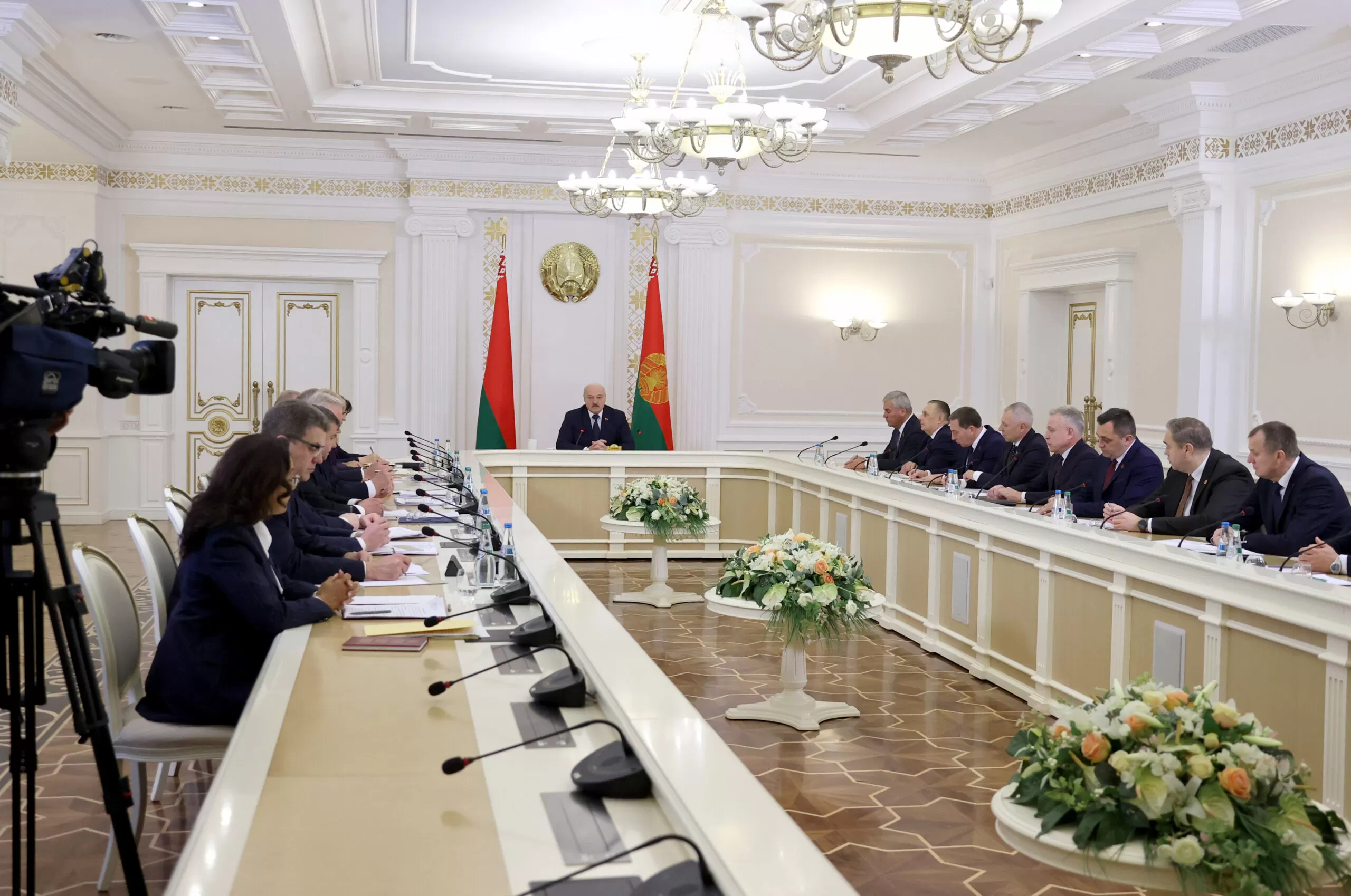 Во Дворце Независимости обсудили законопроекты о деятельности ВНС и об изменении избирательного законодательства