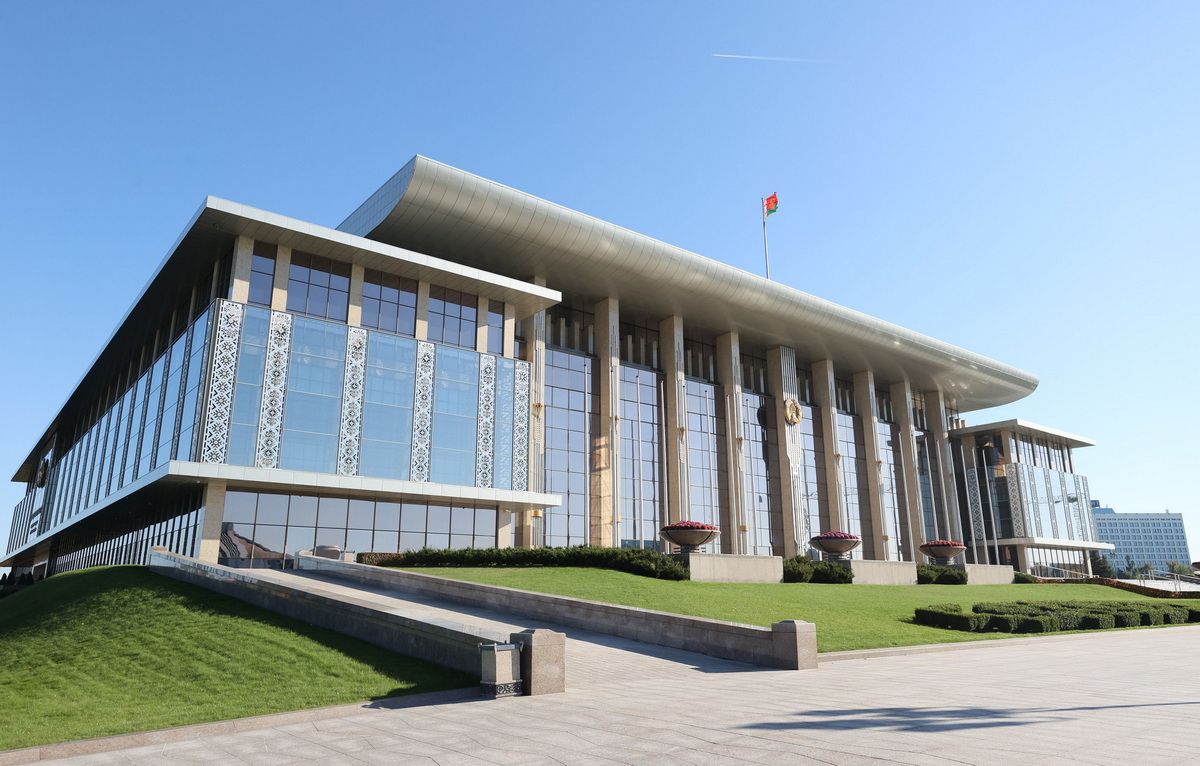 Президент Беларуси Александр Лукашенко поздравил всех граждан страны с Днем Конституции