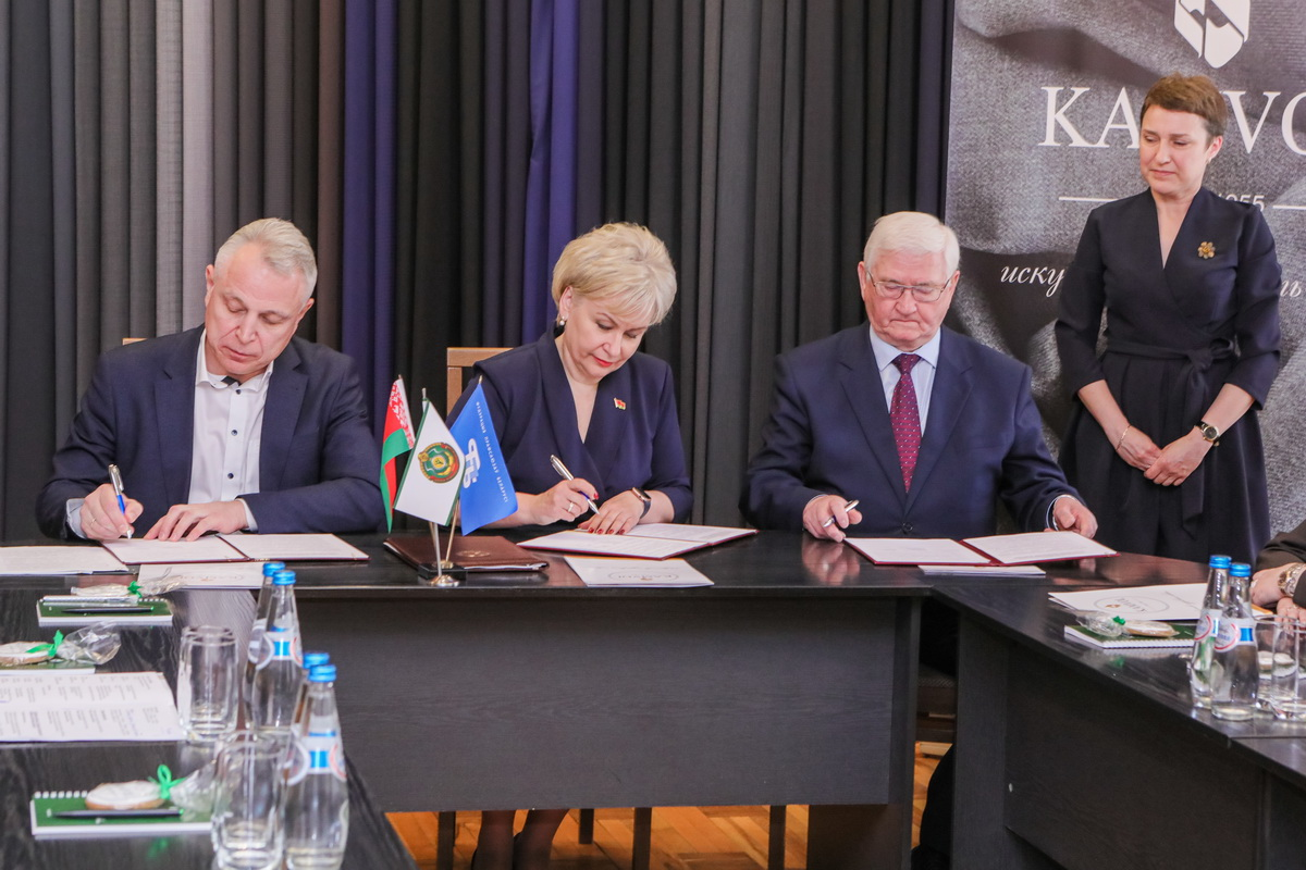 Оплачиваемый отцовский отпуск, компенсация расходов на оплату кружков. Правительство, профсоюзы и наниматели подписали соглашение по поддержке семей с детьми