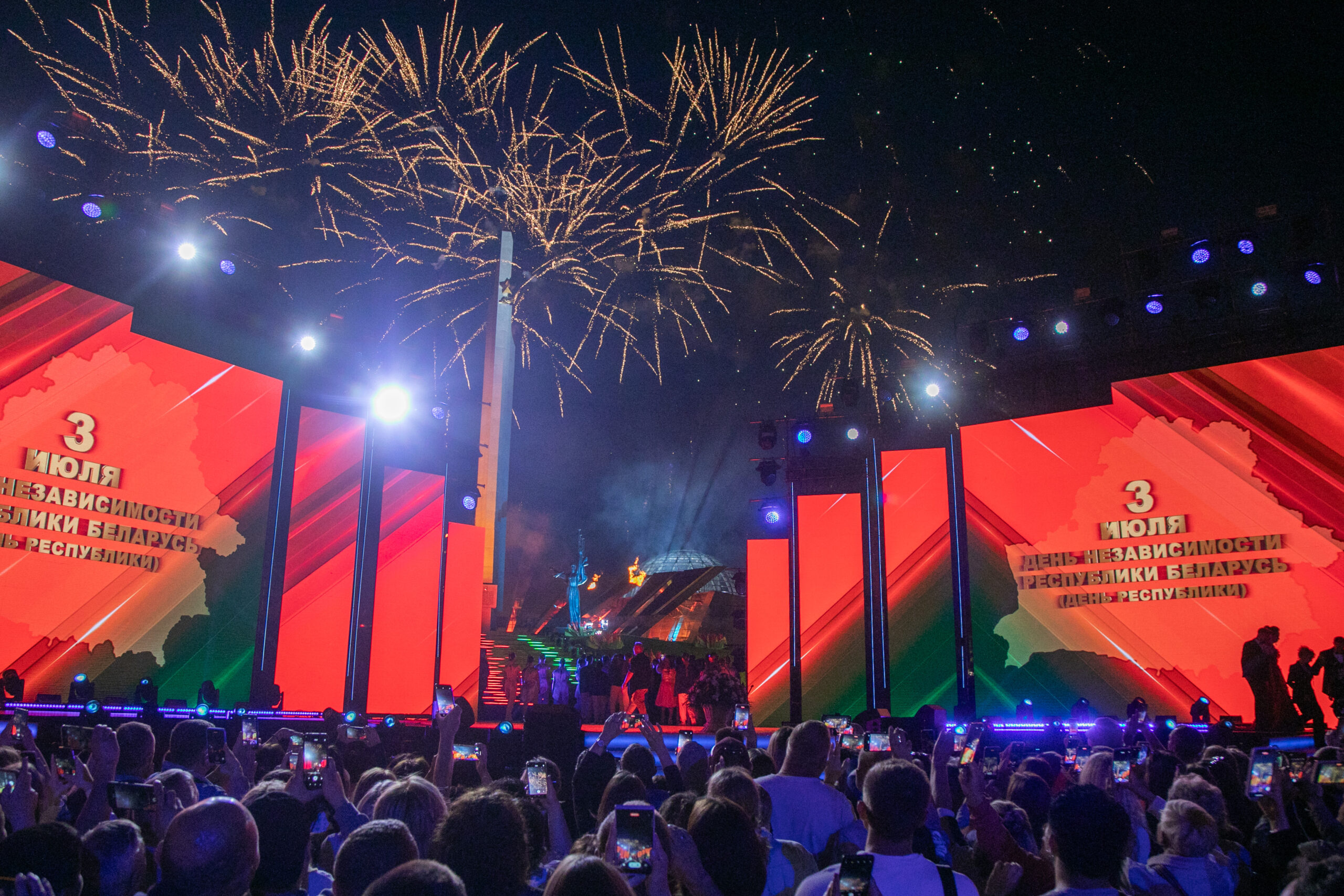 Акция «Споем гимн вместе» объединила в День Независимости белорусов разных поколений и профессий