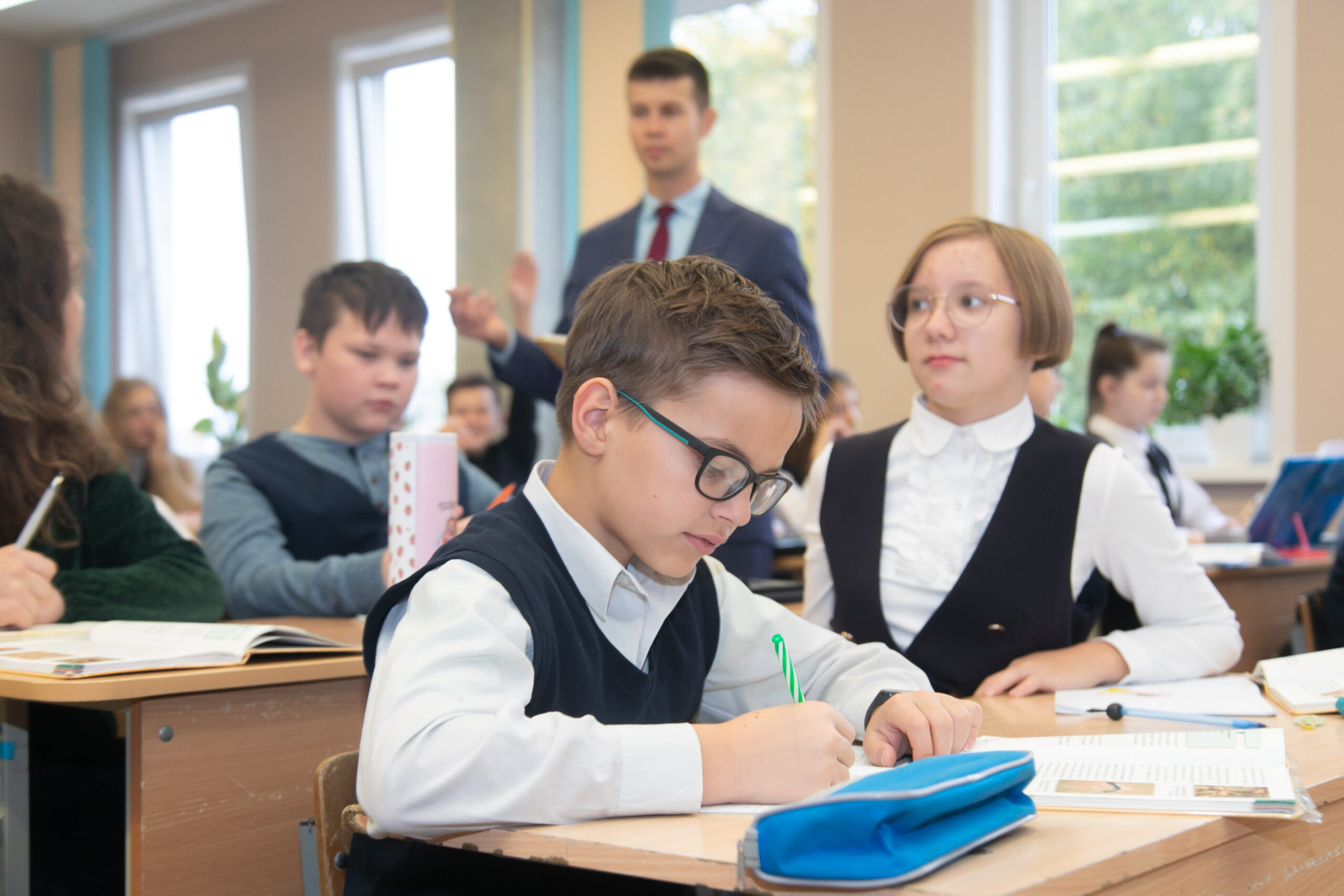 АКТУАЛЬНО: КАКИЕ ВИДЫ МАТПОМОЩИ МОЖНО ПОЛУЧИТЬ К 2023/24 УЧЕБНОМУ ГОДУ. В МИНТРУДА РАССКАЗАЛИ О МЕХАНИЗМЕ ЕЕ ОКАЗАНИЯ