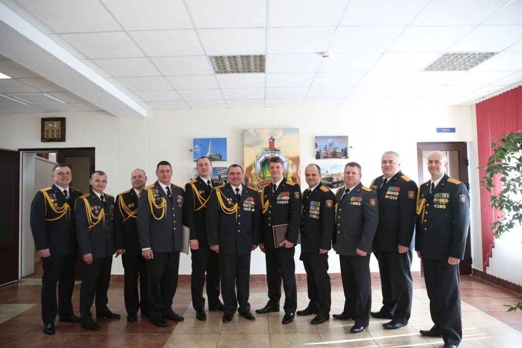 «При угрозе в первую очередь зовем их». А.Турчин вручил награды лучшим милиционерам области