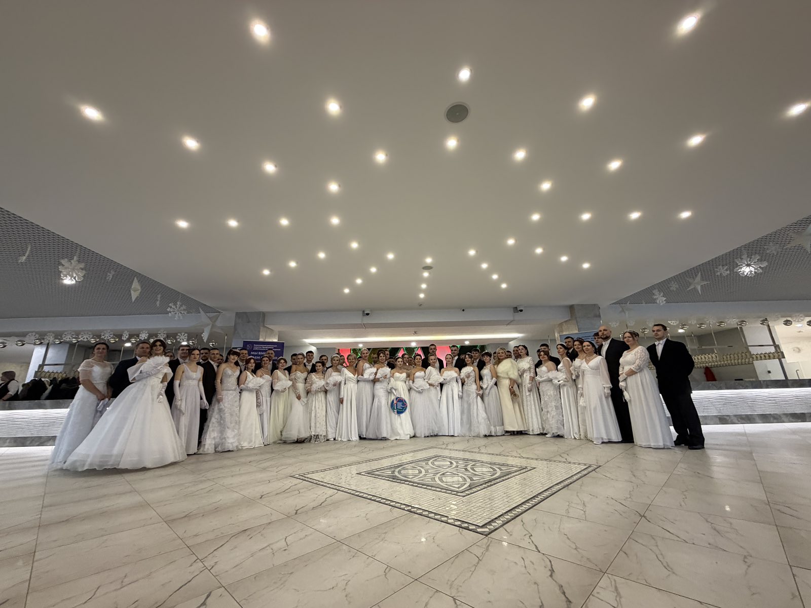 Рождественский бал «Радость Рождества» собрал более 40 пар в Борисове