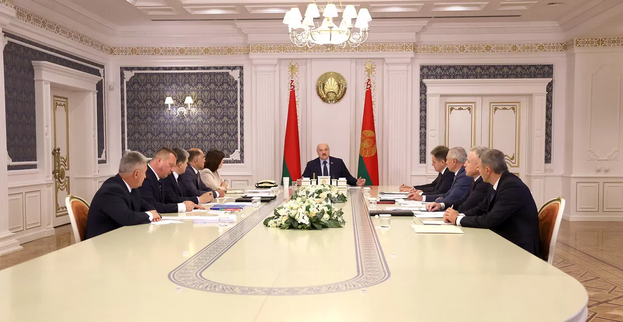 Законопроекты о гражданском обществе, деятельности политических партий и общественных объединений обсуждают на совещании у Президента