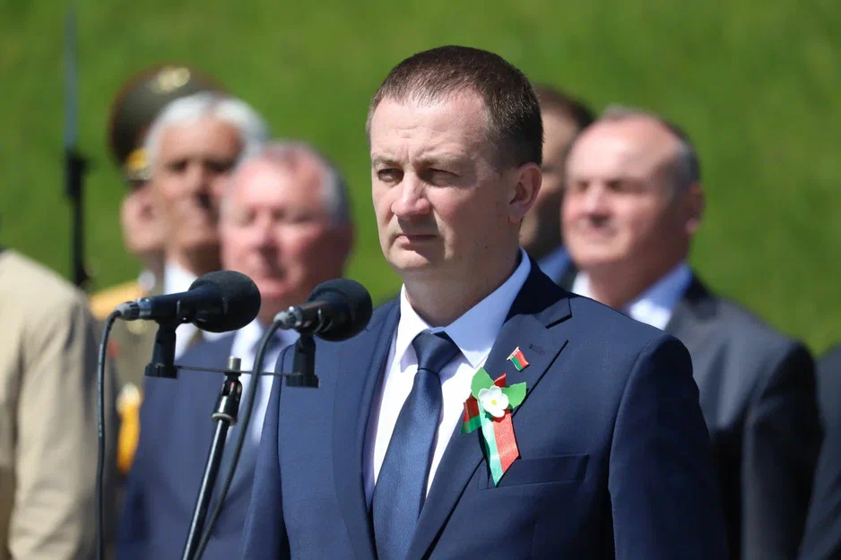 Красные розы легли к подножию Кургана Славы 9 мая: A. Турчин возложил цветы на торжественном митинге